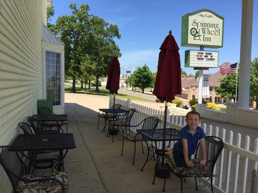 Spinning Wheel Inn Branson Exterior photo